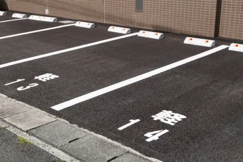 契約しているマンションの駐車区画を、隣人から「来客があるので数時間貸してほしい」と頼まれました。自分が使わない日でも、無断で貸して事故が起きた場合は“修理費”や“賠償金”を負担しなければいけないのでしょうか？