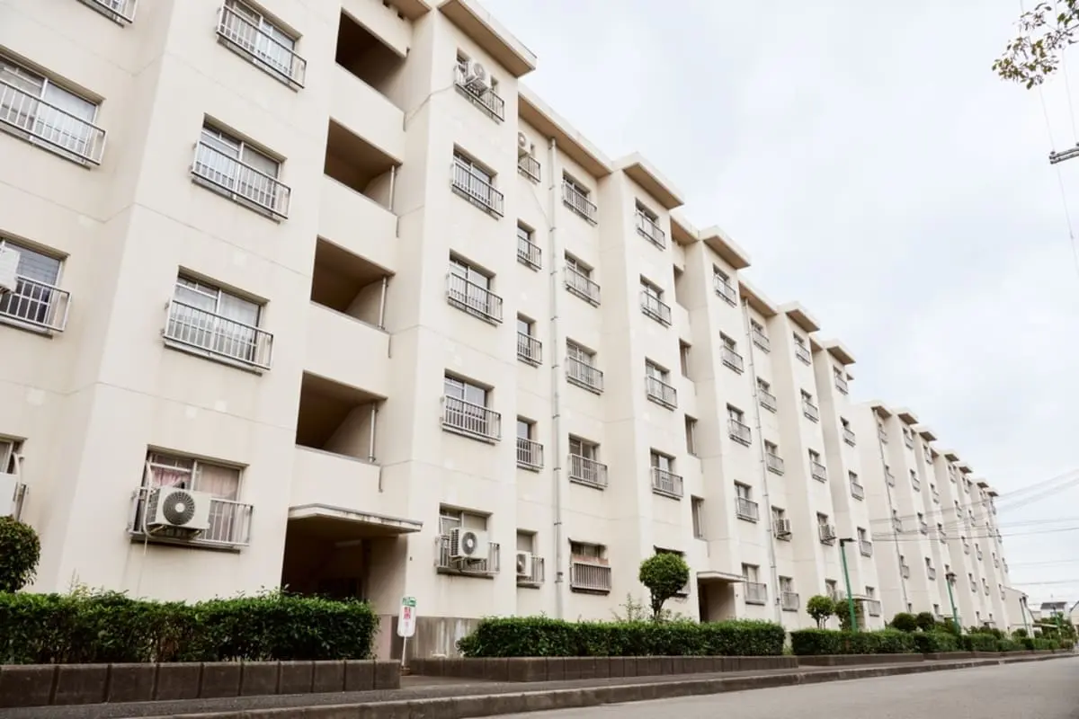 母子で「家賃3万円の団地」暮らし。彼氏から“援助”はないのに「男性が出入りしてる」「同棲だ」と通報されショックです…結婚前でも“即退去”させられますか？ 同居と判断される可能性とは