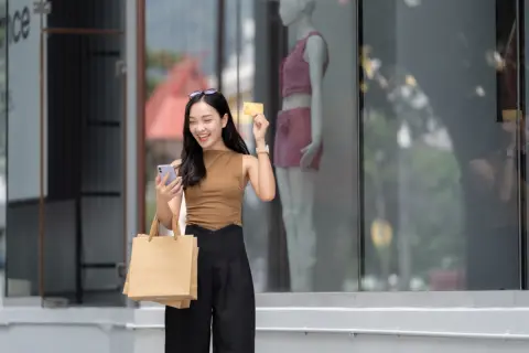 父から「イオン」の株主優待カードを借りて買い物へ行く予定です。家族なら使っても大丈夫と言われたのですが、名義人本人でなくても利用できるのでしょうか？