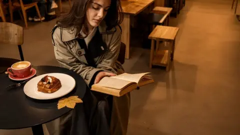 図書館で隣の人が持参したお菓子を食べているのを見かけました。飲み物を飲んでいる人はよく見ますが、食べ物まで持ち込んでもよいのでしょうか？