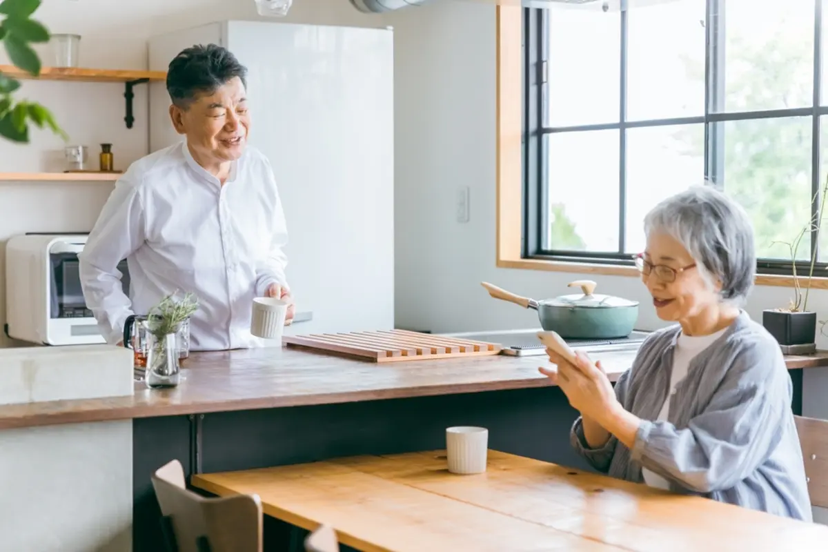 半年ぶりに実家へ帰ると、父が年金の受取口座を「通帳レス」にしていてビックリ！ 本人は「スマホで残高を見られるから便利」と言いますが、高齢者でも安心して利用できるのでしょうか？ 利用する際の注意点を解説