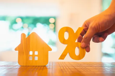 住宅ローン「残り2000万円」で、銀行から「変動金利0.25％上がります」の連絡が！ このまま返済を続けるのは損？ 固定金利への“借り換え”を検討すべきでしょうか？ 確認すべきポイントを解説