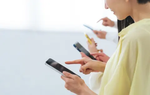 家族4人のスマホ代を合わせると、毎月「2万5000円」程度かかっています。妻に「プランを変えたら不便になるんじゃない？」と言われましたが、通信費はどこから見直すべきですか？