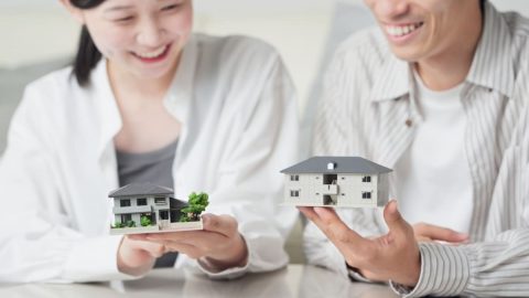 実家を相続し、自宅と合わせて2軒を所有しています。誰も住んでいない実家に年間「20万円」ほどかかりますが、持ち続けるべきでしょうか？