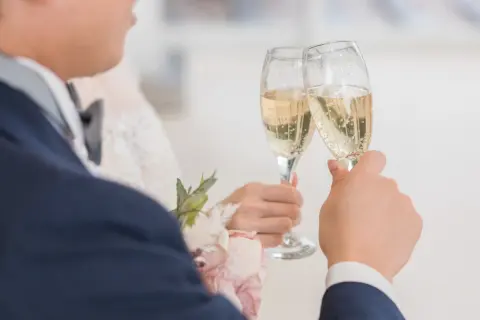 いとこに「結婚式はお金ないから引き出物なし」と言われ驚き！“料理もケチられそう”なのに「ご祝儀3万円」は払えません。「金額を2万円に下げる」「欠席する」のはマナー違反ですか？