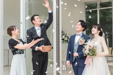 夫婦と幼い子どもの3人で結婚式へ。ご祝儀は夫婦連名で「7万円」の予定でしたが、親族から「子どもの分も考えたほうがいい」と言われました。家族で参列する場合、いくら包むべきなのでしょうか？