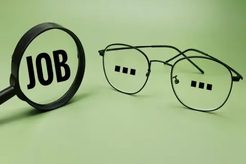 50歳で会社を自己都合退職した夫。「失業手当をもらいながら半年くらいゆっくりしたい」と言いますが、私は生活費が心配…。自己都合でも、退職後すぐに手当を受け取れるのでしょうか？