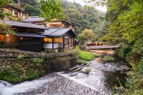 温泉旅館に宿泊したところ、母から「仲居さんには心づけを渡すもの」と言われました。宿泊代にサービス料も含まれているのに、今でも渡すのが常識なのでしょうか？ 金額の目安も知りたいです