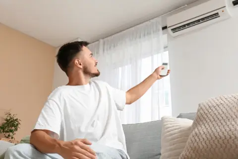5日間の帰省から戻ると、寝室のエアコンがつけっぱなしに…。妻は「今月の電気代が怖い」と言いますが、120時間つけっぱなしでは「5000円」くらい増えてしまうのでしょうか？