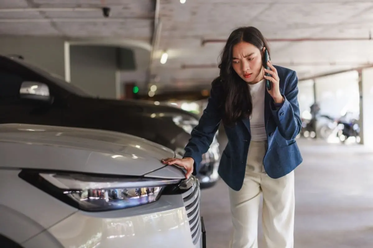 駐車場で“隣の車のドア”が、強風で「新車のハリアー」にぶつかり“深い凹み”に！ しかも「風のせいだからお互いさま」と開き直られたのですが、修理費“15万円”は泣き寝入りになりますか？