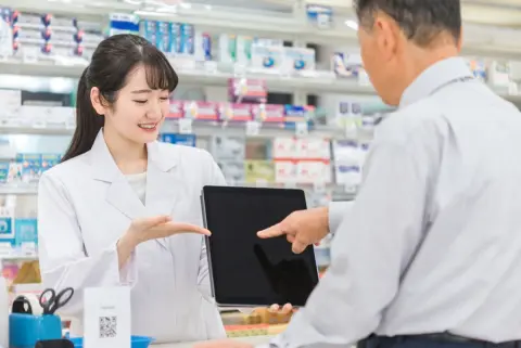 「タッチパネル式の薬局」で苦戦する老人に、店員の「みんな自分でやってますよ」の冷たい一言…SNSでは「人員削減のしわ寄せなのに」の同情と「甘やかすな」の賛否―“高齢者がメイン顧客”なら経営面でも悪手？