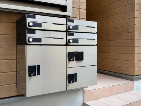 ネットスーパーの商品をマンションの“宅配ロッカー”で受け取る予定でしたが、期限内に取り出せず返送されてしまいました。販売店から再配達費用を請求された場合、商品代とは別に支払わなければならないのでしょうか？