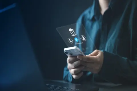 数日前に「30万円」を振り込んだはずなのに、家族から「まだ振り込まれてないよ」と連絡が。確認すると、知らない人の口座へ誤送金していたことが発覚…！ 相手がすでに使っていたら、もう取り戻せないのでしょうか？