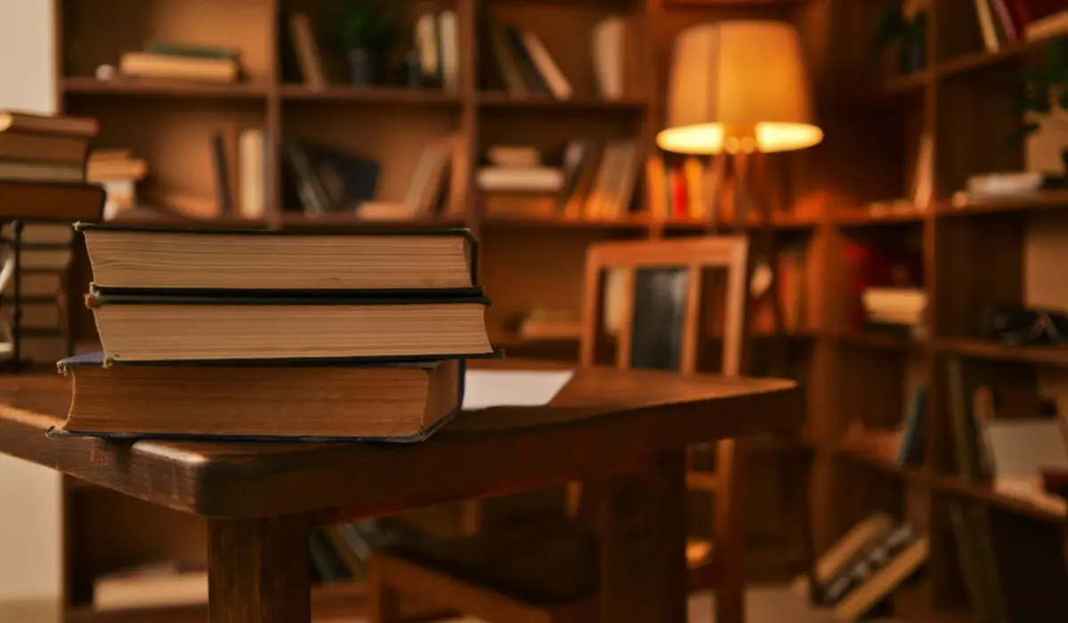亡くなった父の書斎に古い専門書を大量に発見！「全部捨ててしまえば」と母は言いますが、相続前に処分すると問題になることはあるのでしょうか？
