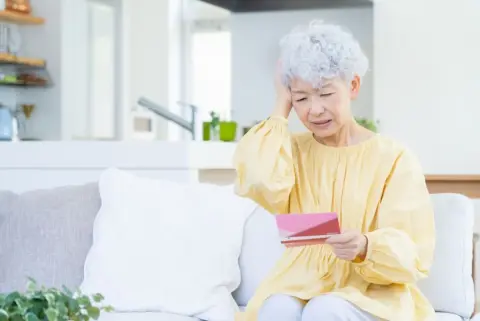 父が亡くなってもうすぐ「5年」、今になって残高「700万円」の通帳が見つかり困惑…。当時は相続税の申告をしていませんが、今からでも申告が必要なのでしょうか？