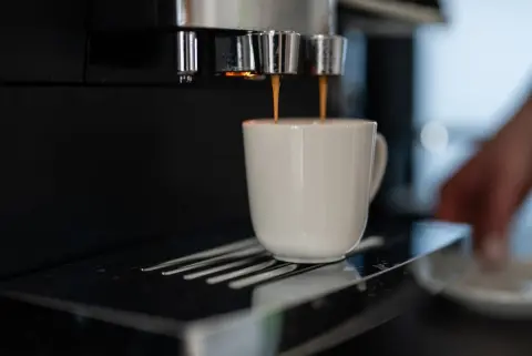 ファミレス「400円のドリンクバー」で“友だちと6時間”過ごしたという息子…学生でお金がないとはいえ「マナー違反」に感じますが、店員さんに注意されなければ良いのでしょうか？