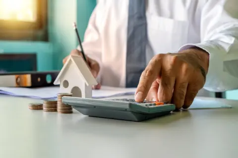 来年マイホームを購入する予定です。友人から「クレジットカードの分割払いを続けていると住宅ローン審査に響くかも」と言われて不安に…。延滞はありませんが、審査で不利になることはあるのでしょうか？