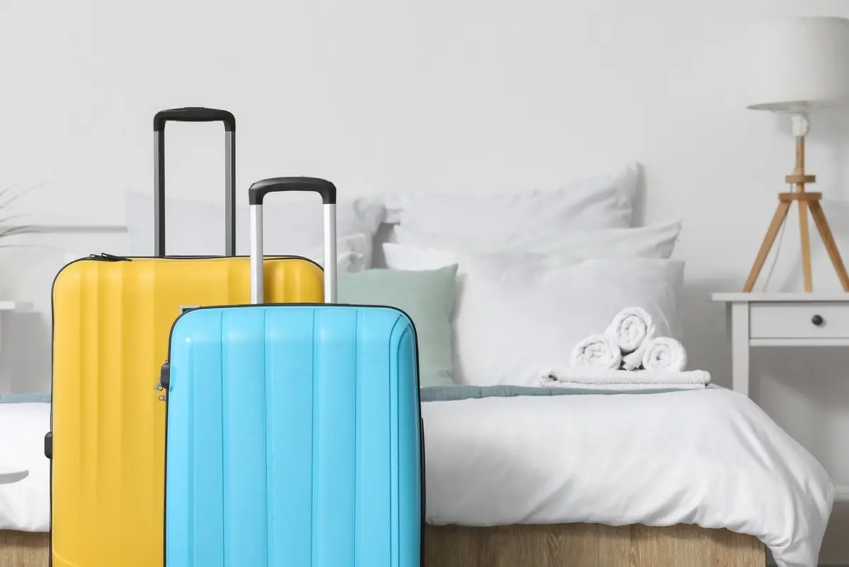 家族旅行で予約していた部屋が使えないと言われ、「設備の少ない部屋」への変更を求められました。同じ“宿泊料金”を請求された場合、“差額の返金”を求めることはできますか？