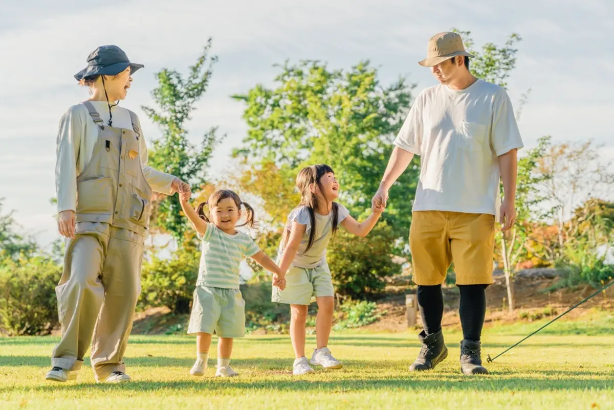お盆に「夫婦＋子ども2人」で“3泊4日”で帰省中…食費として「1万円」渡しましたが、少ないですか？ 義母は「気を遣わなくていい」と言いますが、実際の負担はいくら増えるでしょうか？