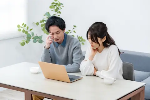 会社の同僚に「住宅ローンが月15万円で大変」と話したら、「それだけ借りられるなら結構稼いでいるんだね」と言われました。住宅ローンの金額から年収はある程度分かってしまうのでしょうか？