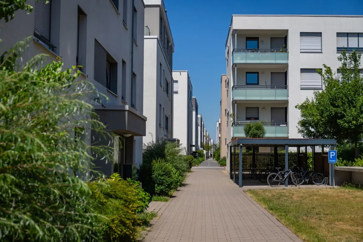 夫はマンションの“来客用駐車場”が空いていると、「短時間なら使っても問題ない」と言います。でも住民が利用して“罰金”や“追加料金”を請求されないか心配です。「無断利用」と判断されれば費用を請求されることもありますよね？