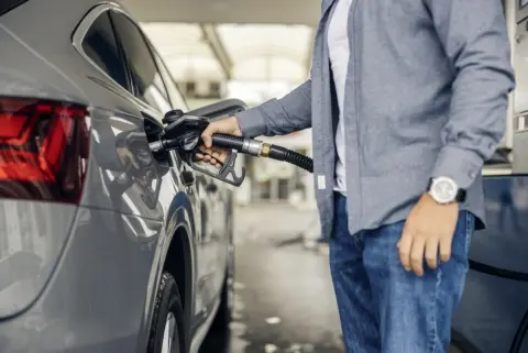 ハイオク指定車に乗っていますが、最寄りのガソリンスタンドではハイオクがレギュラーより「1Lあたり10円ほど」高めです。節約のためにレギュラーを給油しても問題ないでしょうか？