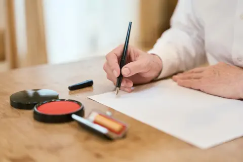 夫の妹から「生活費として30万円貸して」と言われました。あげるつもりで貸す覚悟がないなら断るべきでしょうか？「借用書を書くなら貸す」というのはアリですか？