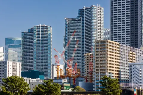 お金持ちで「親名義のタワマン」に“家賃5万円”で住む同僚に嫉妬！ 本来「贈与税がかかる」そうですが、税務署に通報したら調査してくれますか？“極端な低額”で住まわせるリスクも確認