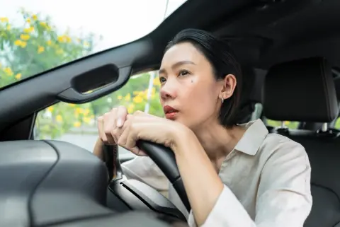 スーパーで買い物中の母を駐車場で待っていたら、警備員から「長時間の待機は控えてください」と言われました。店舗で商品を購入していても“追加の駐車料金”を支払う必要があるのでしょうか？