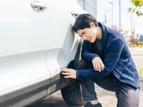 SAの駐車場に車を止め、休憩から戻ってきたところ“小さな傷”がついているのを発見しました。いつ付いたのか分からないのですが、「保険会社」や「警察」へ連絡すれば“修理代”を補償してもらえる可能性はありますか？