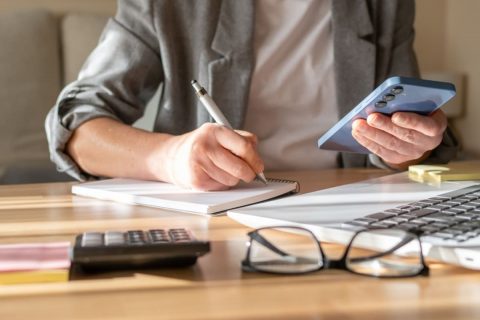 電気代を月「2000円」節約しているのに、通信費には毎月「1万5000円」払っています。自宅ではほぼWi-Fiを使っていますが、固定費を下げるなら電気代より通信プランを先に見直すべきですか？