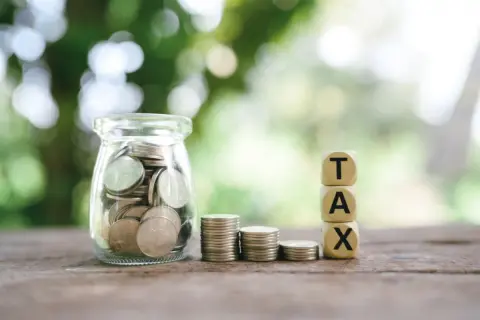実家を売却したら3000万円で売れて予想以上の利益が出ました。税金は20%（約400万）かかると聞いたのですが、安くする控除や特例はありませんか？