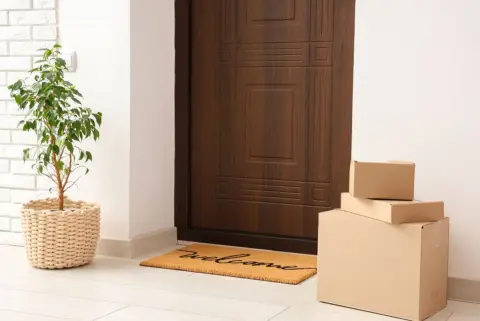 旅行から戻ってきたところ、玄関にあるはずの荷物が見当たりませんでした…。配送履歴では「配達完了」になっており置き場所の写真も残ってるのですが、このような場合は誰に補償を求めればよいのでしょうか？