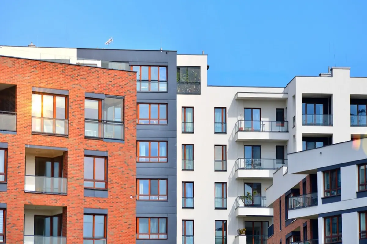 友人が「公営住宅に住んでいるのに投資用マンションを持っている」と話していました。自宅とは別の不動産を所有しているのに、入居条件に影響しないのでしょうか？