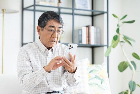 70代の父の毎月のスマホの通信費は「7,000円」程度です。「電話とLINEしか使わない」と言っていたのですが、このような使い方の場合、料金はどれくらい抑えられるのでしょうか？