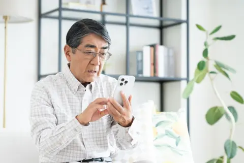 70代の父の毎月のスマホの通信費は「7,000円」程度です。「電話とLINEしか使わない」と言っていたのですが、このような使い方の場合、料金はどれくらい抑えられるのでしょうか？