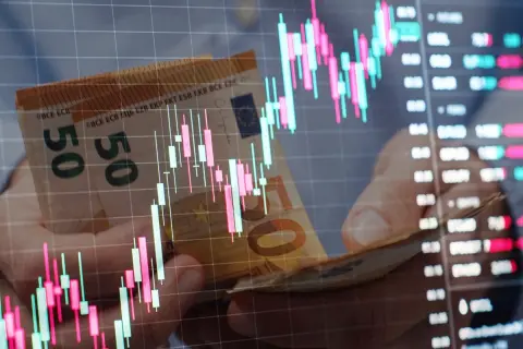 【株価】ソニーグループは10年で「600円→3000円台」と“約5倍”に！ もし10年前から「年利7％」の投資信託を積み立ててたら、資産はどちらが増えた？ 運用結果を比較
