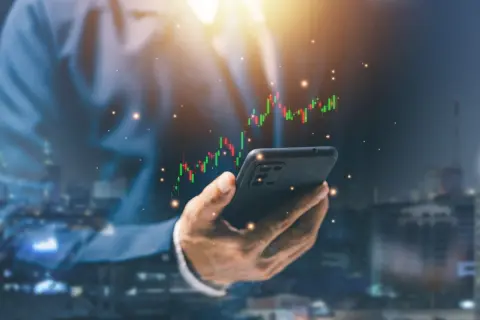 43歳で「預金1000万円超」に喜んでたら、友人に「S&P500なら月10万円×8年で2000万円超」と聞きショック！ 2倍以上違いますが、自分も投資すれば“倍増していた”でしょうか？