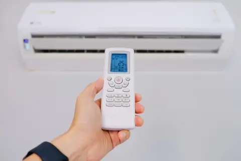 夫が“エアコン代節約”のため「朝晩は送風モードにしよう」と言います。風で多少は涼しいですが、やっぱり暑いです。冷房とそんなに“電気代”が変わるものなんでしょうか？