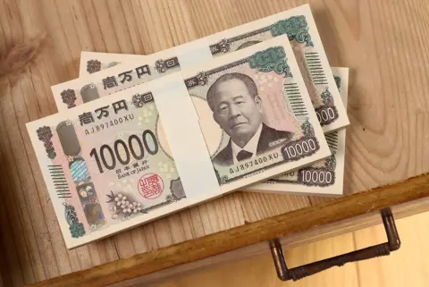 父が“税金対策”として、お盆に「タンス預金300万円」を子どもに配ると言っています。「銀行を通さないから税務署にバレない」そうですが、本当に大丈夫でしょうか？ あとでバレないか心配です…