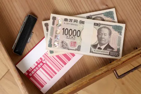 実家で「200万円」のへそくりを発見！ 父は「銀行に預けると税金がかかる」と言いますが、預金するだけで課税されることはあるのでしょうか？