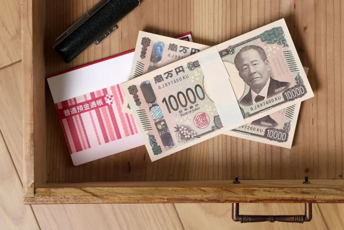 知人の銀行員に「タンス預金あるなら預けたほうがいい」と言われドキッ！ 金庫に「現金300万円」ありますが、銀行や税務署にバレているのでしょうか？「タンス預金はバレる」といわれる理由