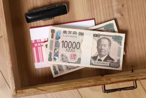 空き巣のニュースを見た母が、タンス預金「200万円」を銀行口座に預けたいと言い出しました。一度にまとめて入金しても問題はないのでしょうか？