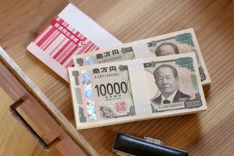 帰省した際、母から“結婚祝い”として現金「200万円」を受け取りました。夫は「お祝いのお金なら申告しなくても大丈夫」と言いますが、「200万円」でも贈与税はかからないのでしょうか？