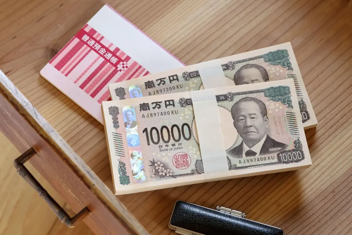 帰省した際、母から“結婚祝い”として現金「200万円」を受け取りました。夫は「お祝いのお金なら申告しなくても大丈夫」と言いますが、「200万円」でも贈与税はかからないのでしょうか？