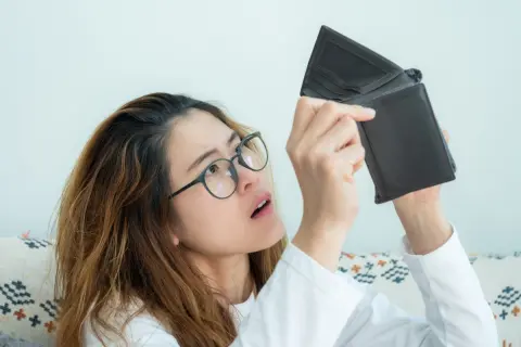 生活保護費から家賃や光熱費を払うと、食費がほとんど残りません。友人に“医療費は無料になるよ”と言われましたが、実際の生活は成り立ちますか？