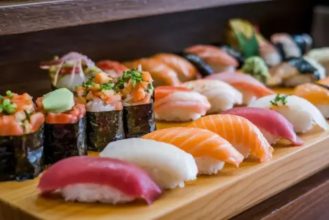【個別株】「小僧寿し」は一時「1株1000円台」だったのに、なぜ今“20円”の超低位株に？ それでも「買う人」はナゼ？ 1万株購入すれば儲けは出る？ 優待内容も確認