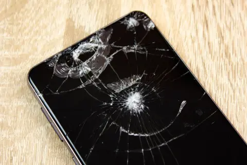 スマホの画面が割れてしまい、修理費は「3万円」と言われました。修理するのと買い替えるのでは、どちらがお得なのでしょうか？