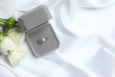 婚約指輪を売却したら税金がかかると言われました。自分で購入した宝石でも申告が必要なのでしょうか？