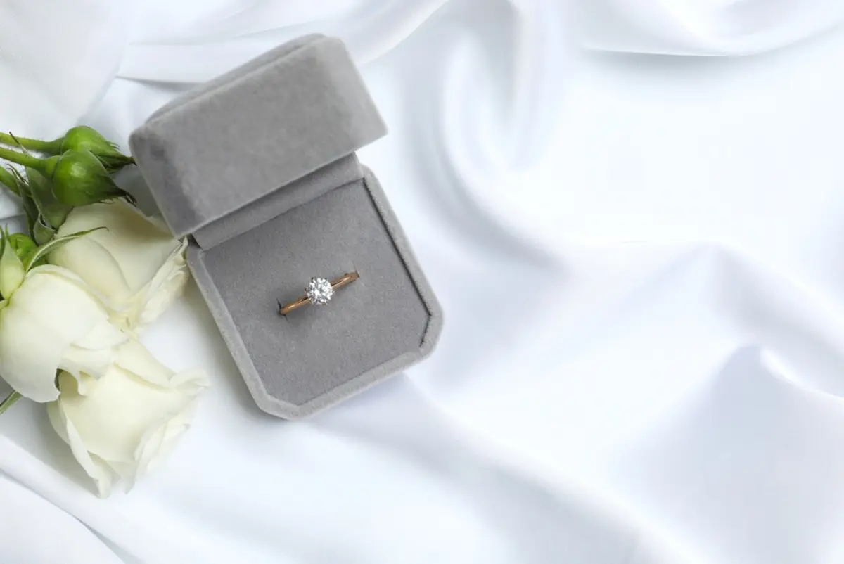 婚約指輪を売却したら税金がかかると言われました。自分で購入した宝石でも申告が必要なのでしょうか？